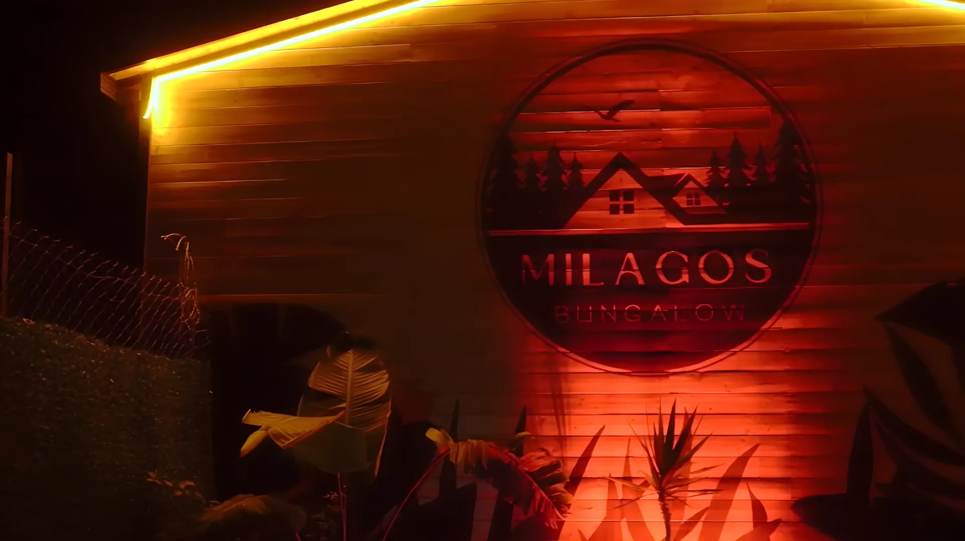 Milagos Bungalow gece görünümü